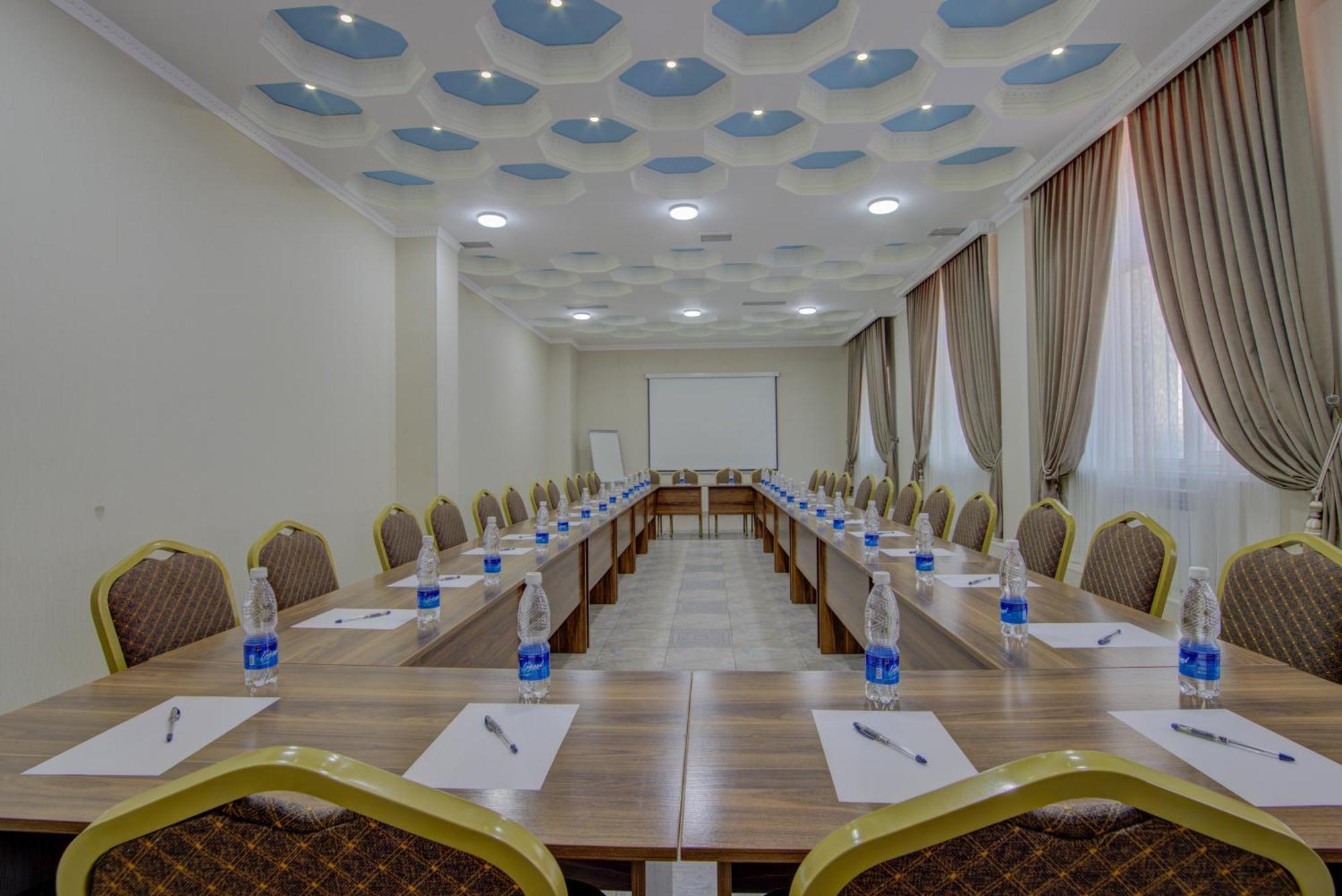 Shah Palace Hotel Bichkek Extérieur photo