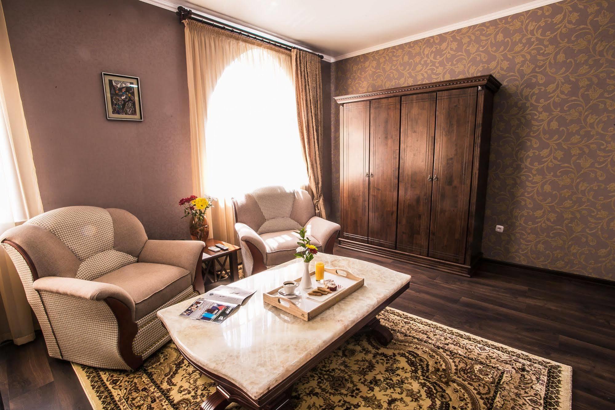 Shah Palace Hotel Bichkek Extérieur photo